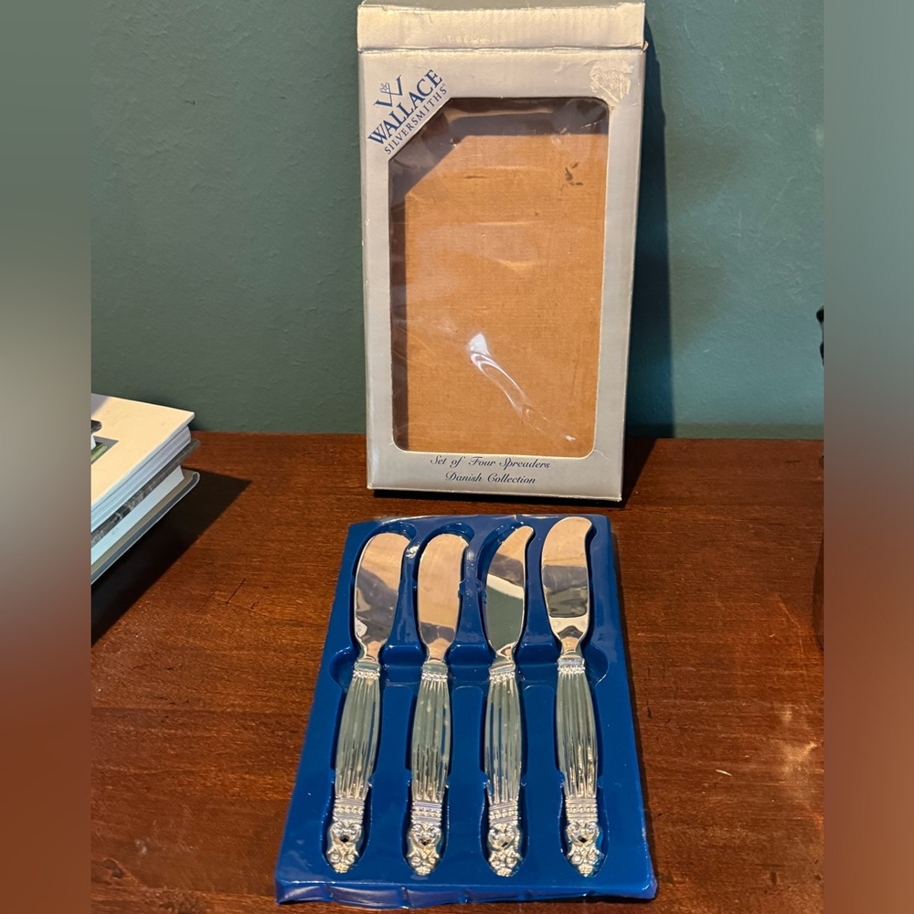 Set of Four Wallace Silversmiths Silver Plate Danish Cheese Butter Spreaders